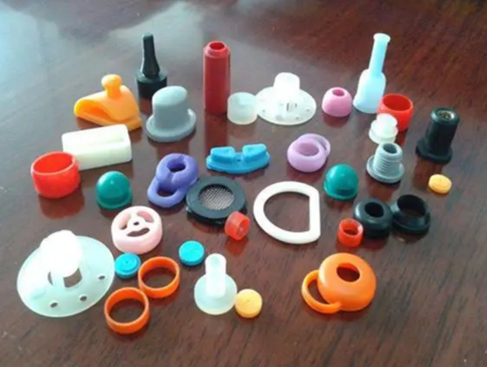 搪膠玩具是硬的還是軟的