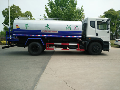 灑水車與環(huán)衛(wèi)車 城市潔凈的雙重保障